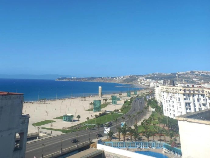 Tanger est une ville unique qui allie modernité, histoire et paysages exceptionnels. Entre la médina authentique, le port dynamique, les plages ensoleillées et des sites emblématiques comme le Cap Spartel ou les grottes d’Hercule