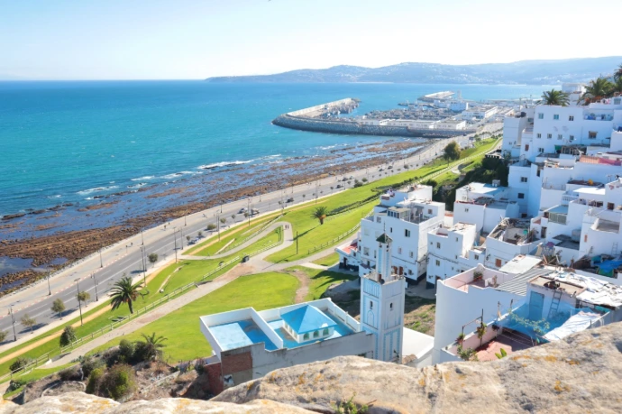 Tanger est une ville unique qui allie modernité, histoire et paysages exceptionnels. Entre la médina authentique, le port dynamique, les plages ensoleillées et des sites emblématiques comme le Cap Spartel ou les grottes d’Hercule