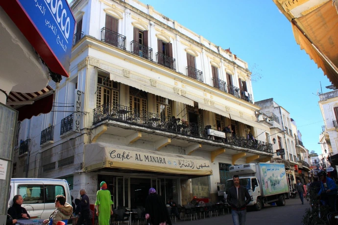 Tanger est une ville unique qui allie modernité, histoire et paysages exceptionnels. Entre la médina authentique, le port dynamique, les plages ensoleillées et des sites emblématiques comme le Cap Spartel ou les grottes d’Hercule, Tanger offre un cadre idéal pour voyager en toute liberté. Louer une voiture à Tanger permet de profiter pleinement de la ville et de ses environs, en toute autonomie et confort.